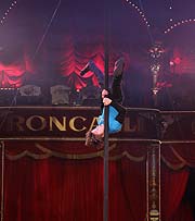 Der erst 10j&auml;hrigen Justin Philadelphia spektakul&auml;r an der Pole Stange (&copy;Foto: Martin Schmitz)